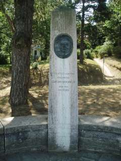 Fonyód, Márffy tér: Szaplonczay Manó emlékoszlopa.jpg Fonyód, Márffy tér: Szaplonczay Manó emlékoszlopa.jpg