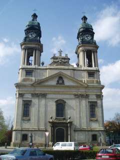 Pápa, Fő tér: Nagytemplom.jpg Pápa, Fő tér: Nagytemplom.jpg