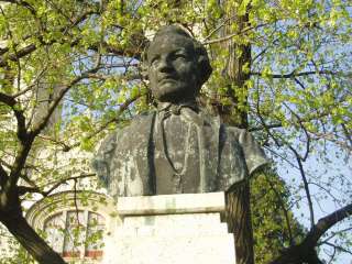 Pápa, Március 15. tér: Jókai szobor.jpg Pápa, Március 15. tér: Jókai szobor.jpg